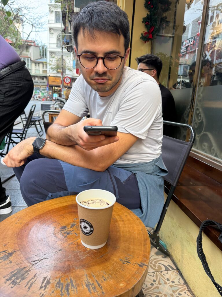 Caffè con l'uovo in un bar di Hanoi