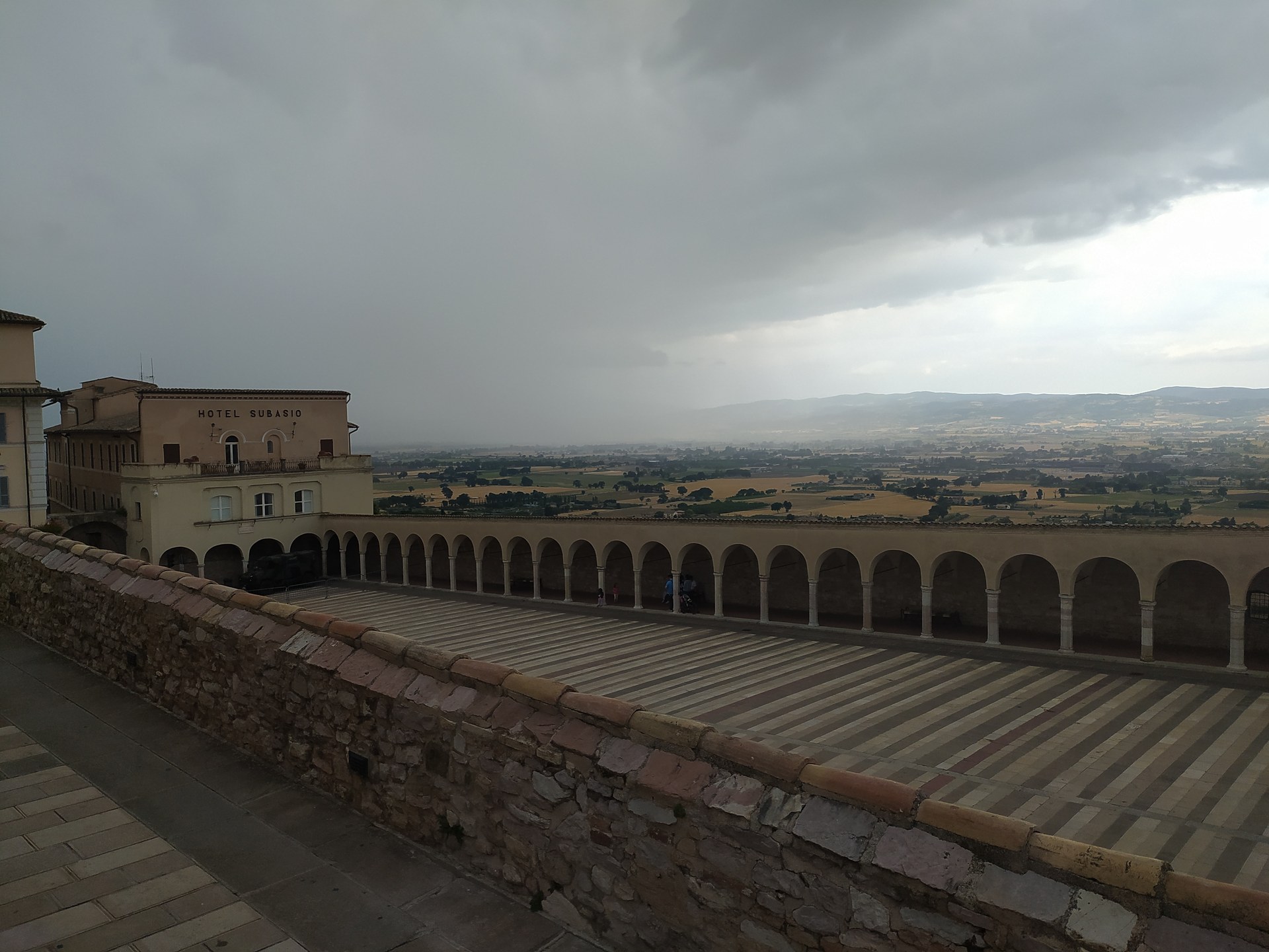 Vista di Assisi dalla Via di San Francesco luglio 2021
