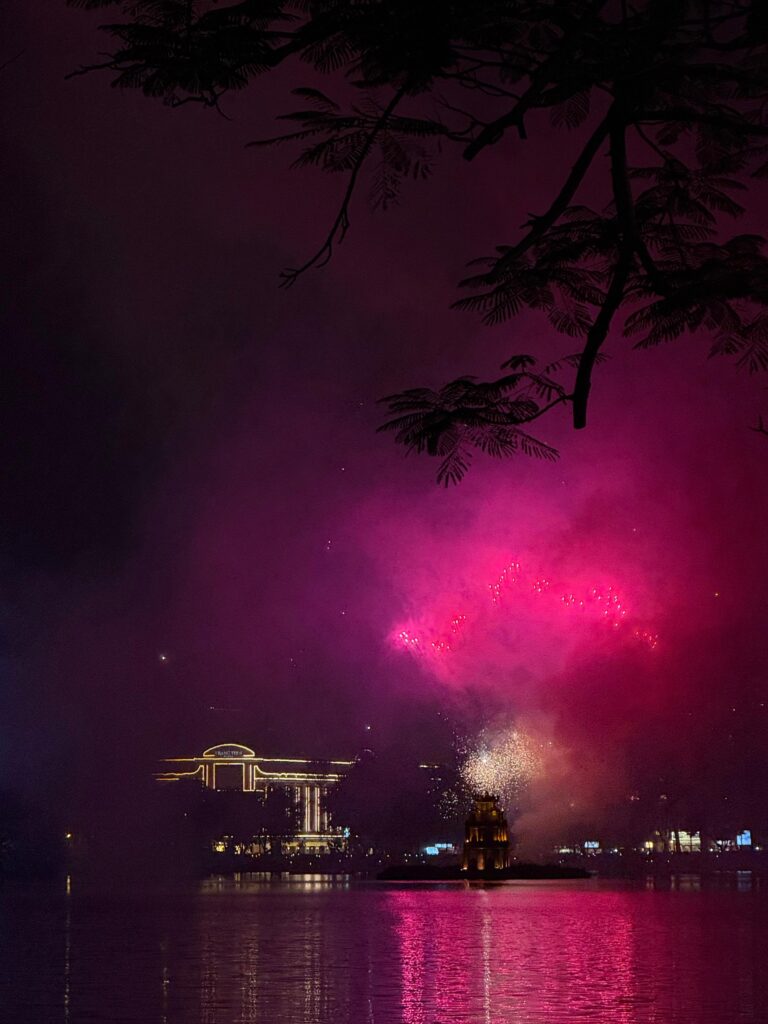 Fuochi d'artificio per la celebrazione del TET ad Hanoi