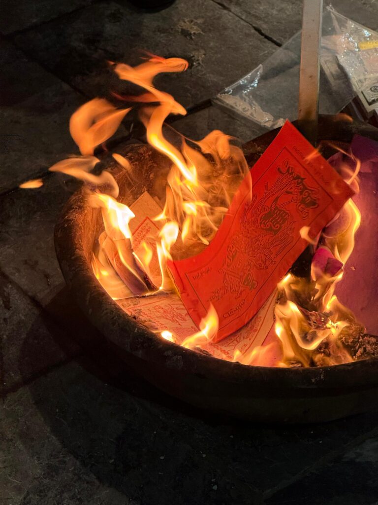 Fuoco per la celebrazione del Tet