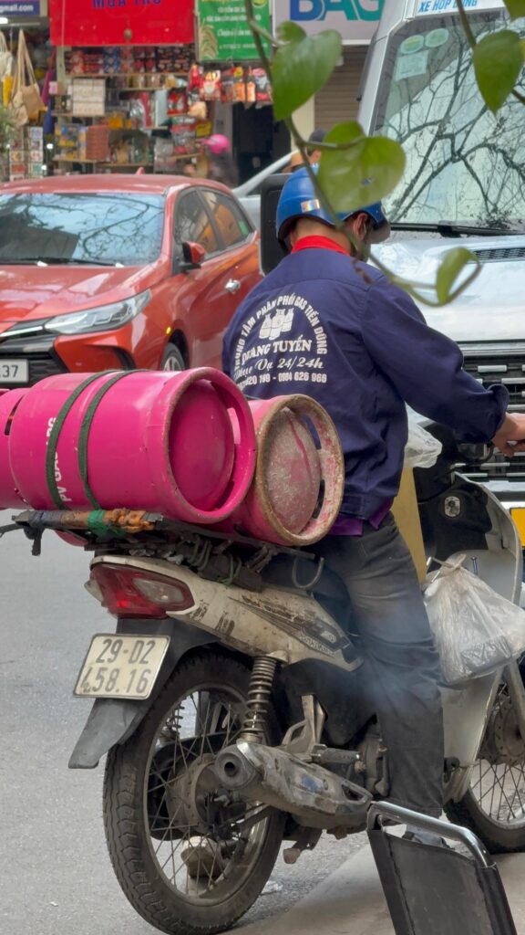 Uno scooter con due bombole del gas