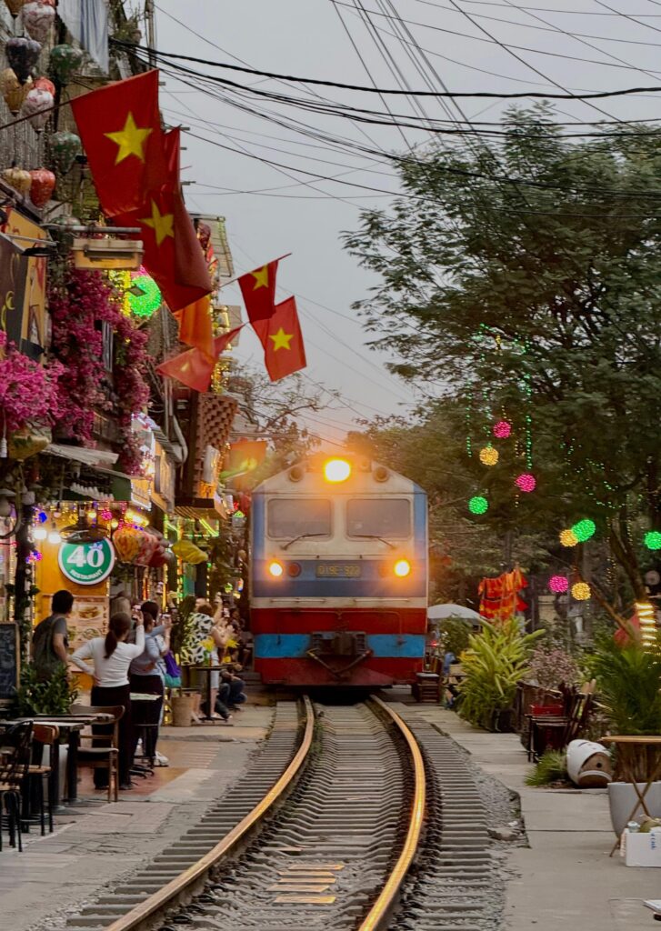 Passaggio del Treno in Train Street Hanoi Vietnam