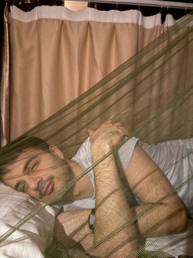 Letto in ostello con zanzariera portatile