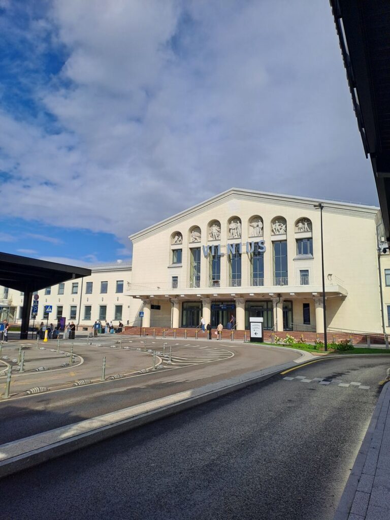 Il vecchio terminal sovietico dell'aeroporto di Vilnius, con il fregio e la scritta VILNIUS