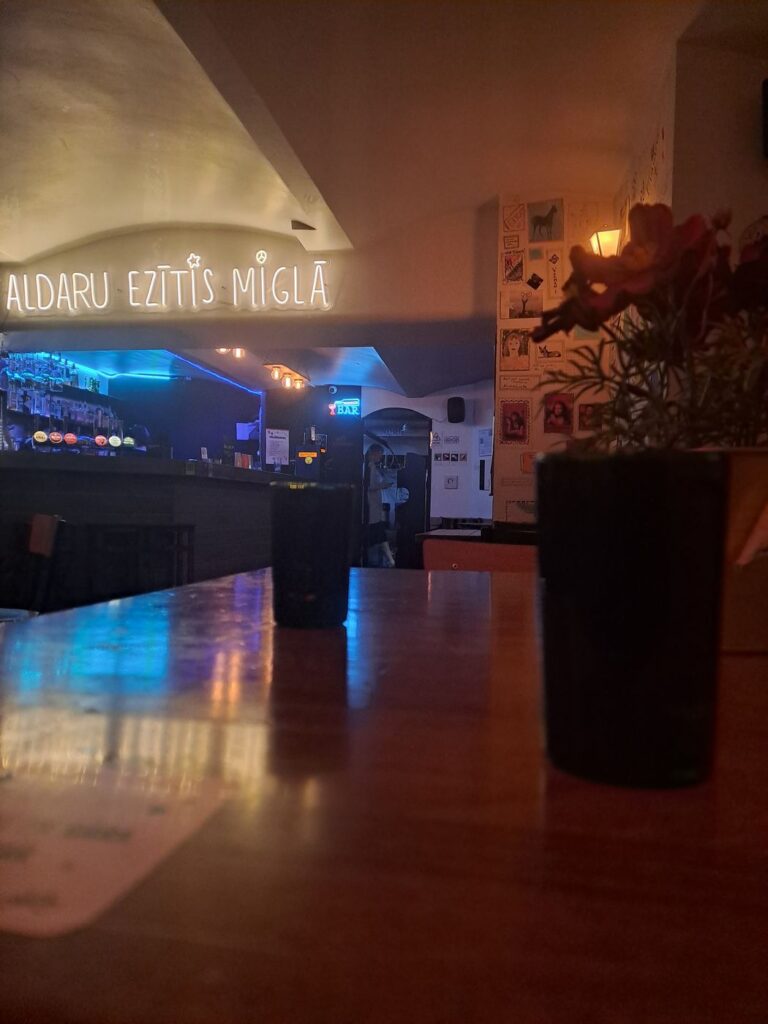 Insegna al neon dell’Ezītis miglā di Aldaru iela a Riga