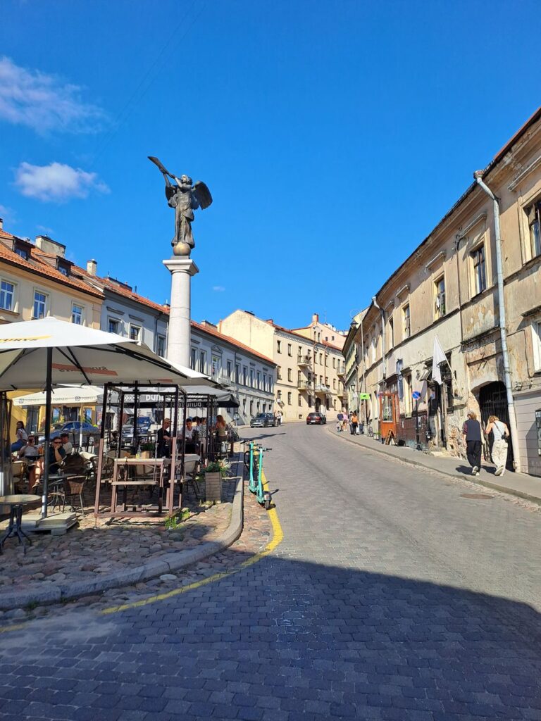L'angelo di bronzo sulla colonna nella piazza principale di Užupis a Vilnius