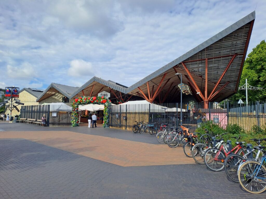 L'ingresso del Balti Jaama Turg, il mercato coperto di Tallinn, con le biciclette parcheggiate