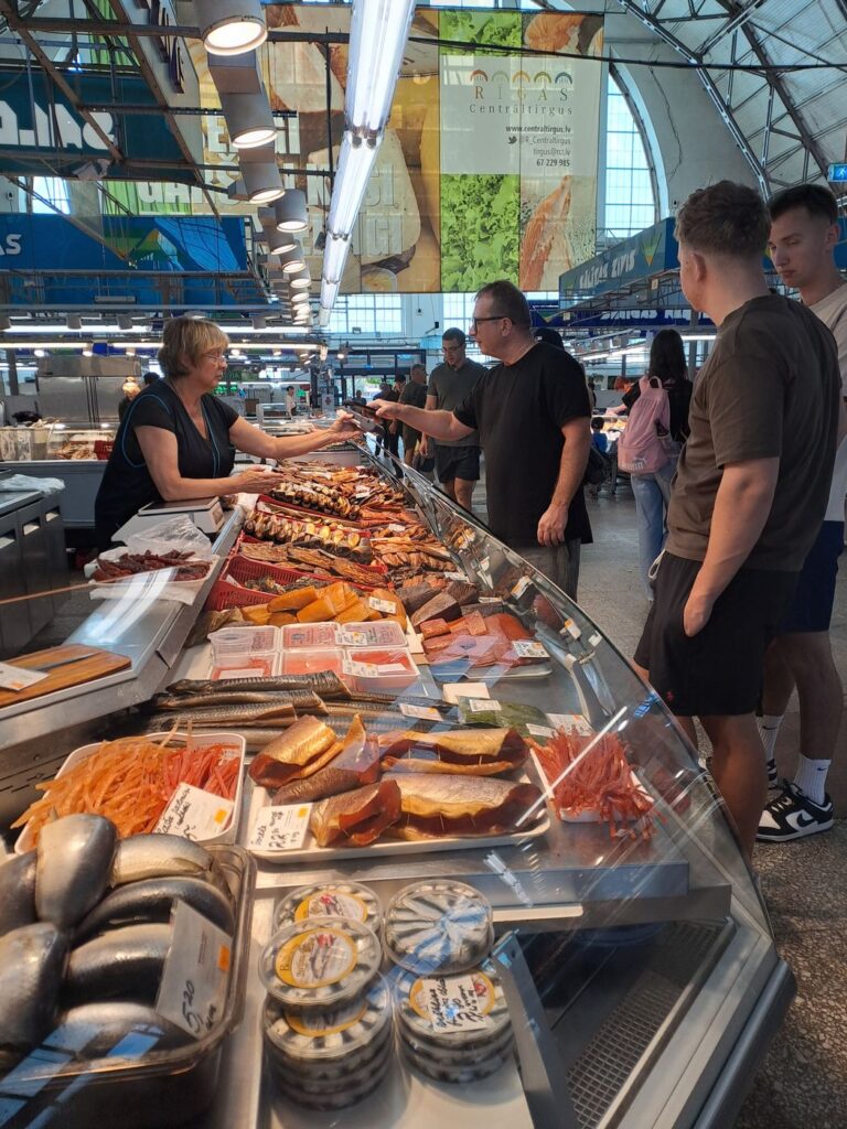 Banco del pesce affumicato al mercato centrale di Riga