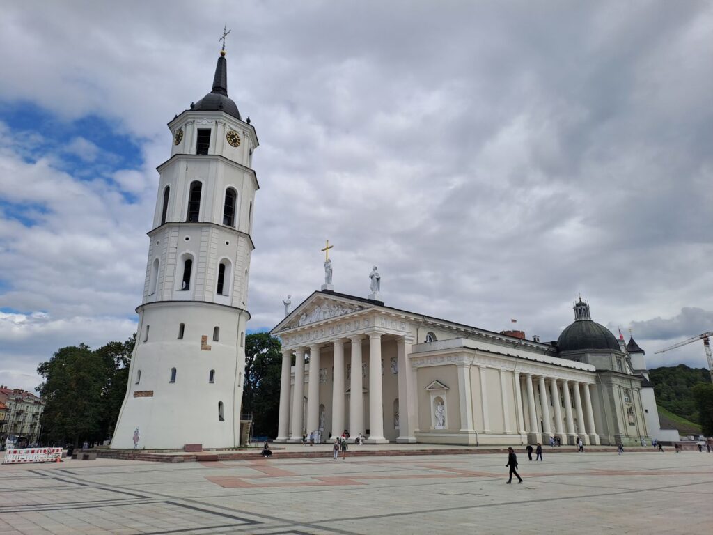 La cattedrale di Vilnius e il campanile separato nella piazza della cattedrale