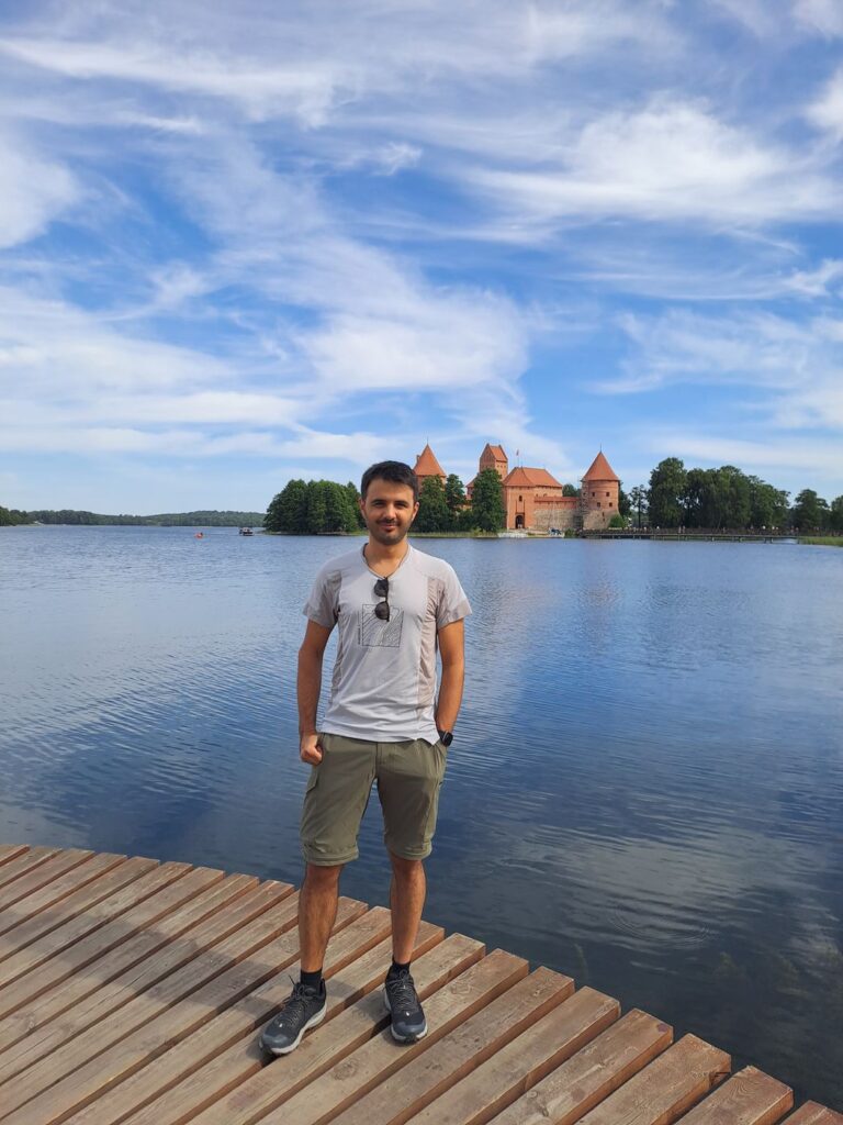 Dario Battistella sul pontile davanti al castello sull'isola di Trakai in Lituania