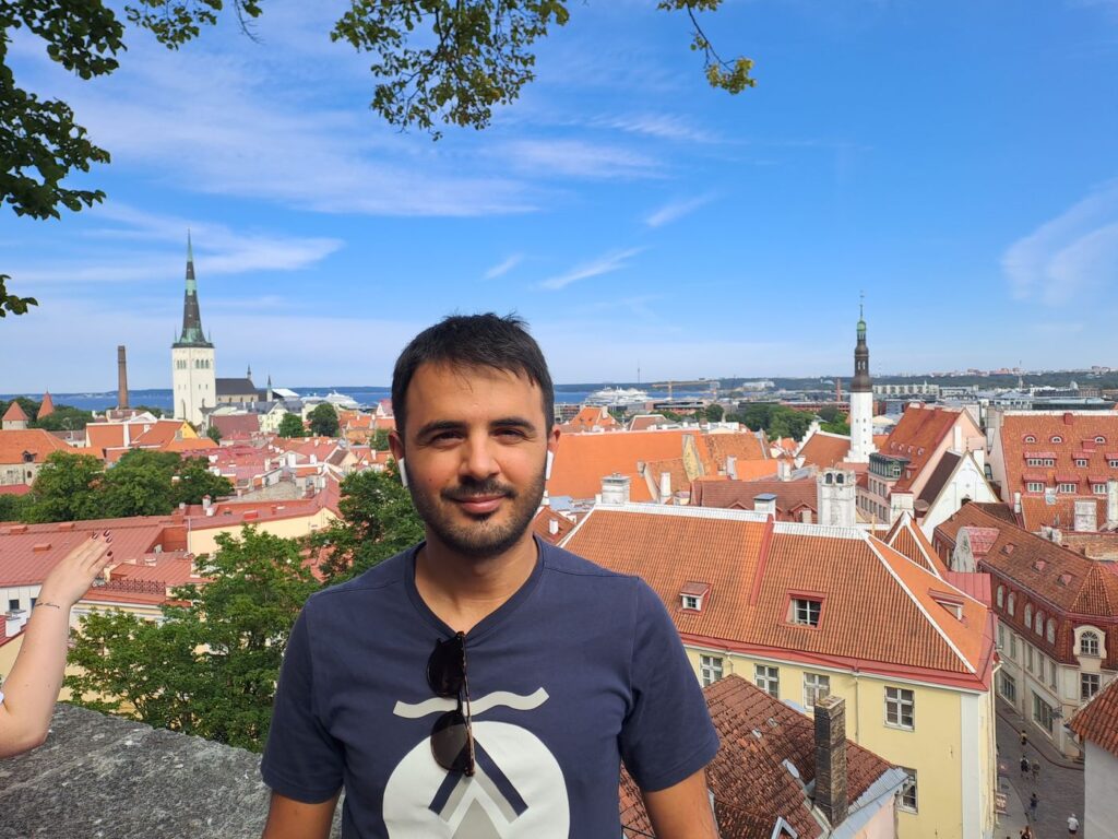 Dario Battistella sulla terrazza panoramica di Toompea con i tetti di Tallinn alle spalle