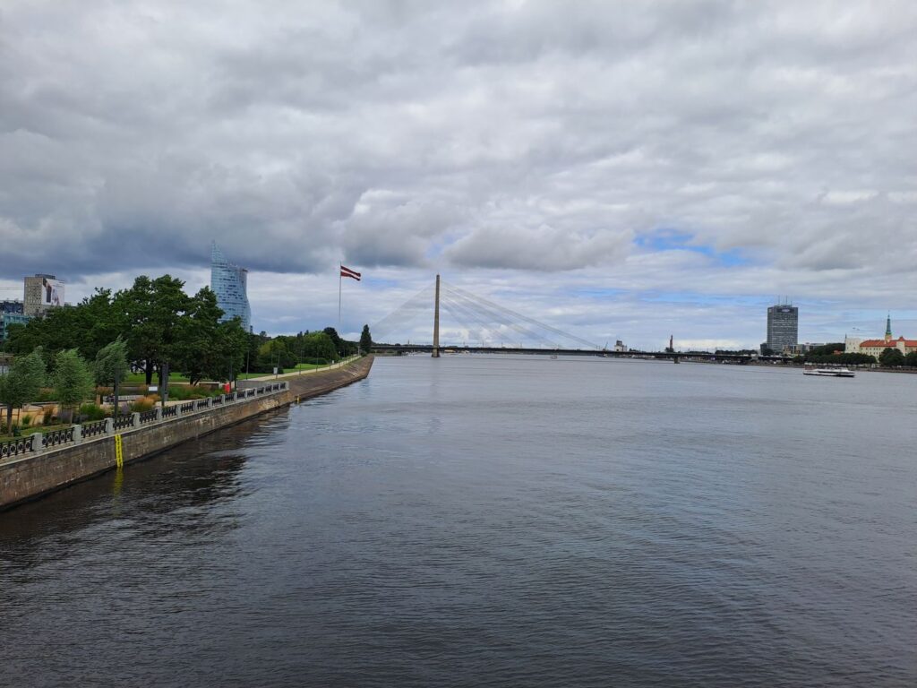 La Daugava a Riga con il ponte strallato Vanšu e la bandiera lettone