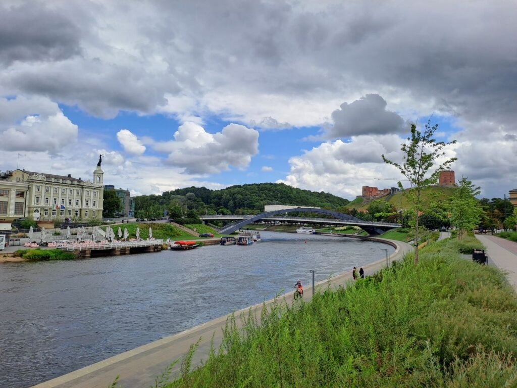 Il fiume Neris a Vilnius con il ponte pedonale e la collina di Gediminas