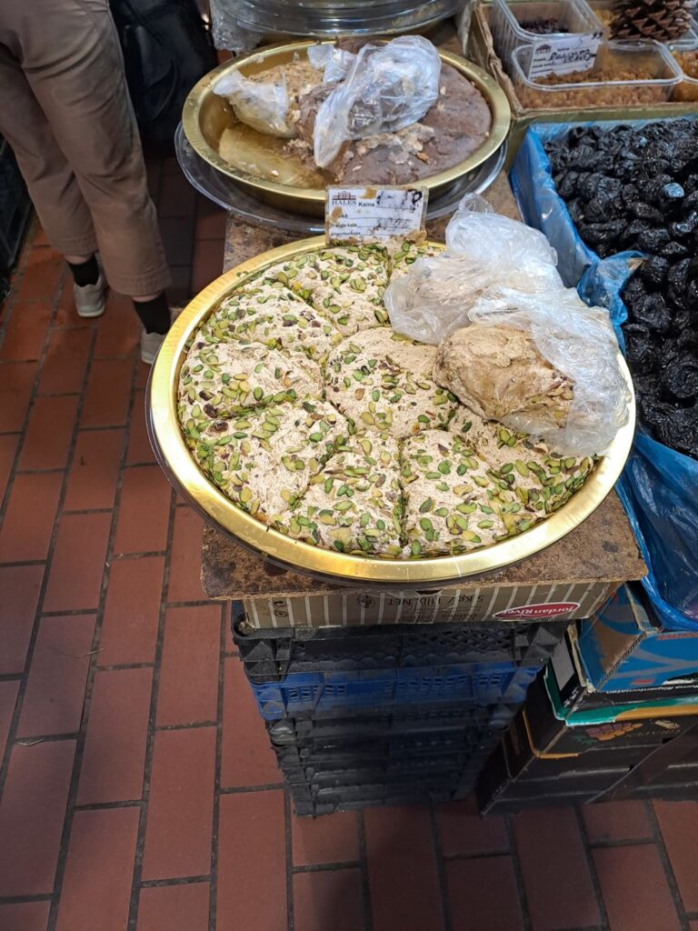 Vassoio di halva al pistacchio tagliata a spicchi al mercato di Halės a Vilnius
