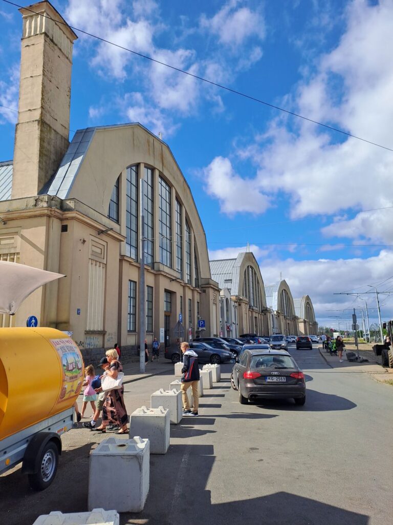 Gli hangar per zeppelin che ospitano il mercato centrale di Riga