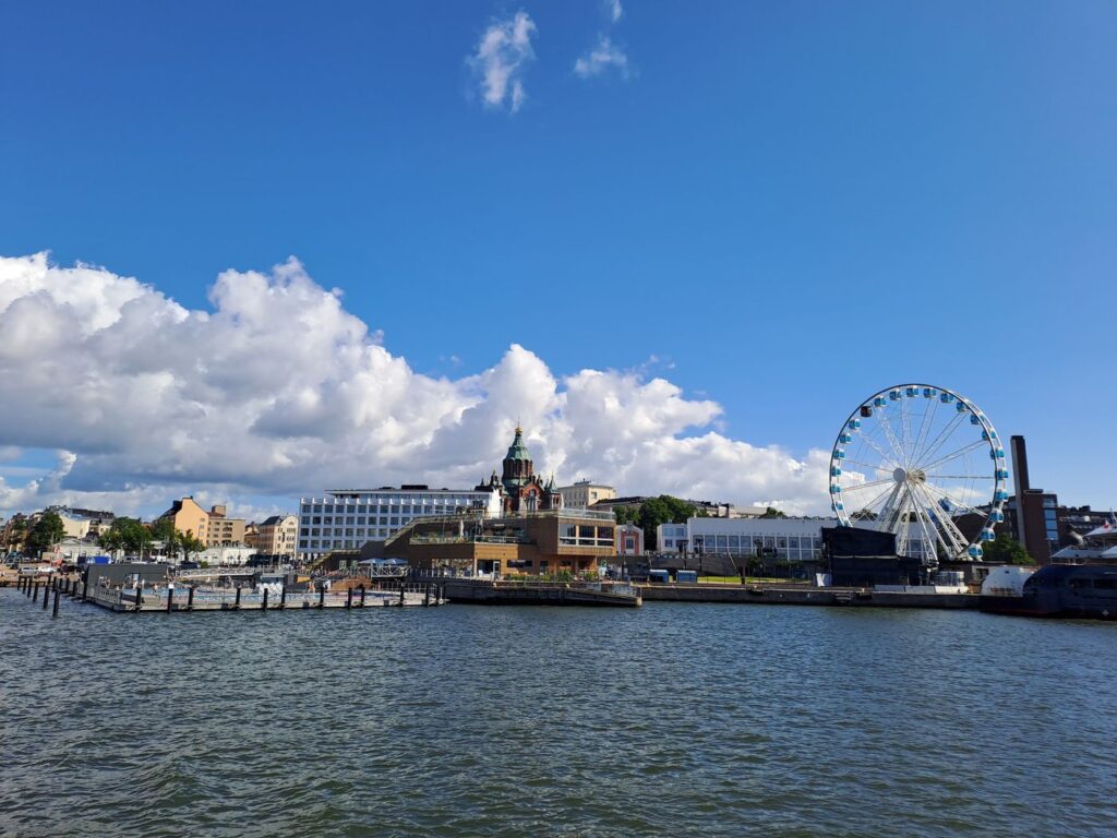 Il lungomare di Helsinki visto dal mare con la ruota panoramica SkyWheel