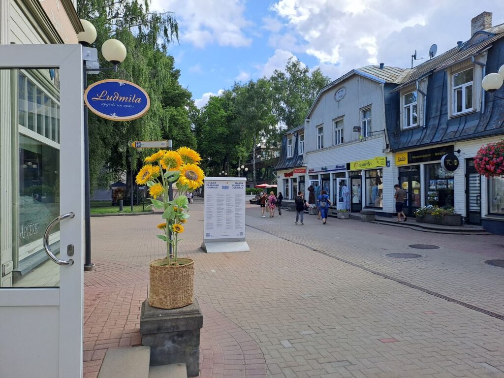 Case in legno e negozi lungo la via pedonale di Jūrmala