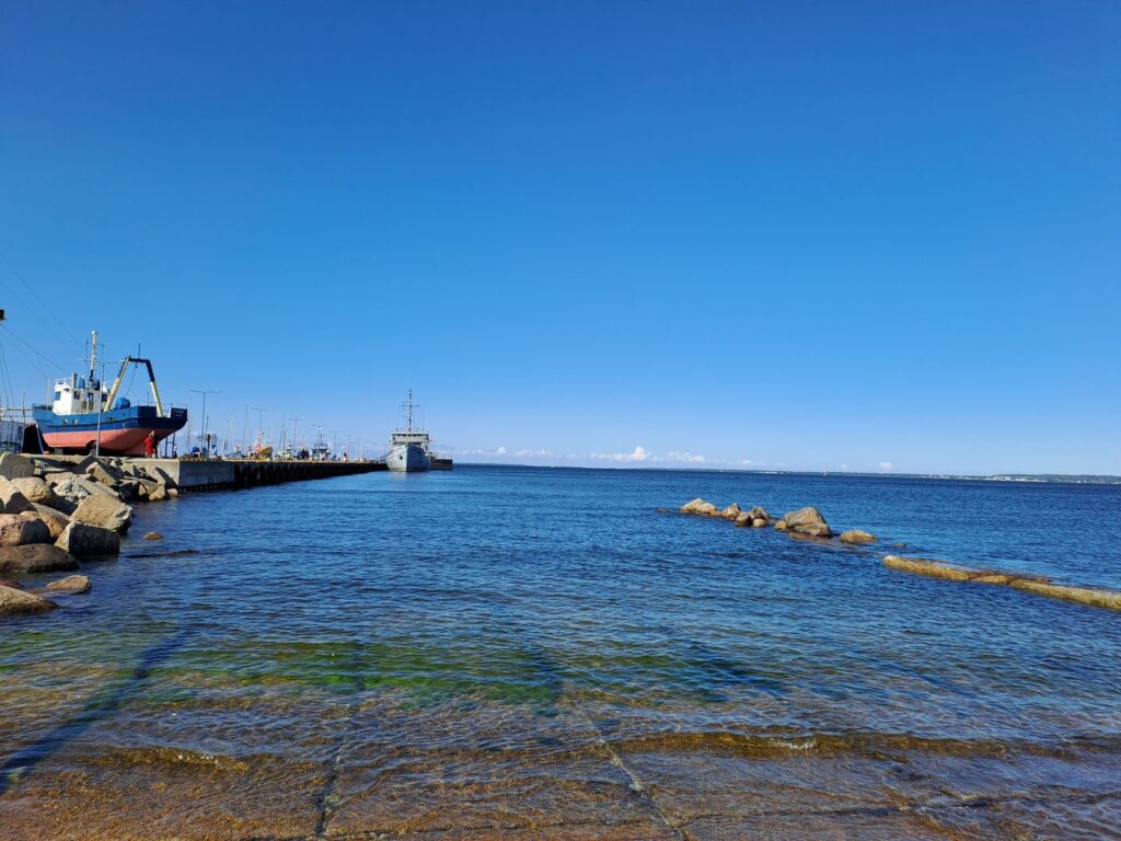 Il lungomare di Tallinn con le navi del porto e l'acqua scura del Baltico