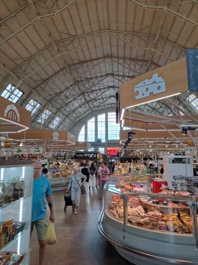 Interno di un padiglione del mercato centrale di Riga con i banchi di gastronomia