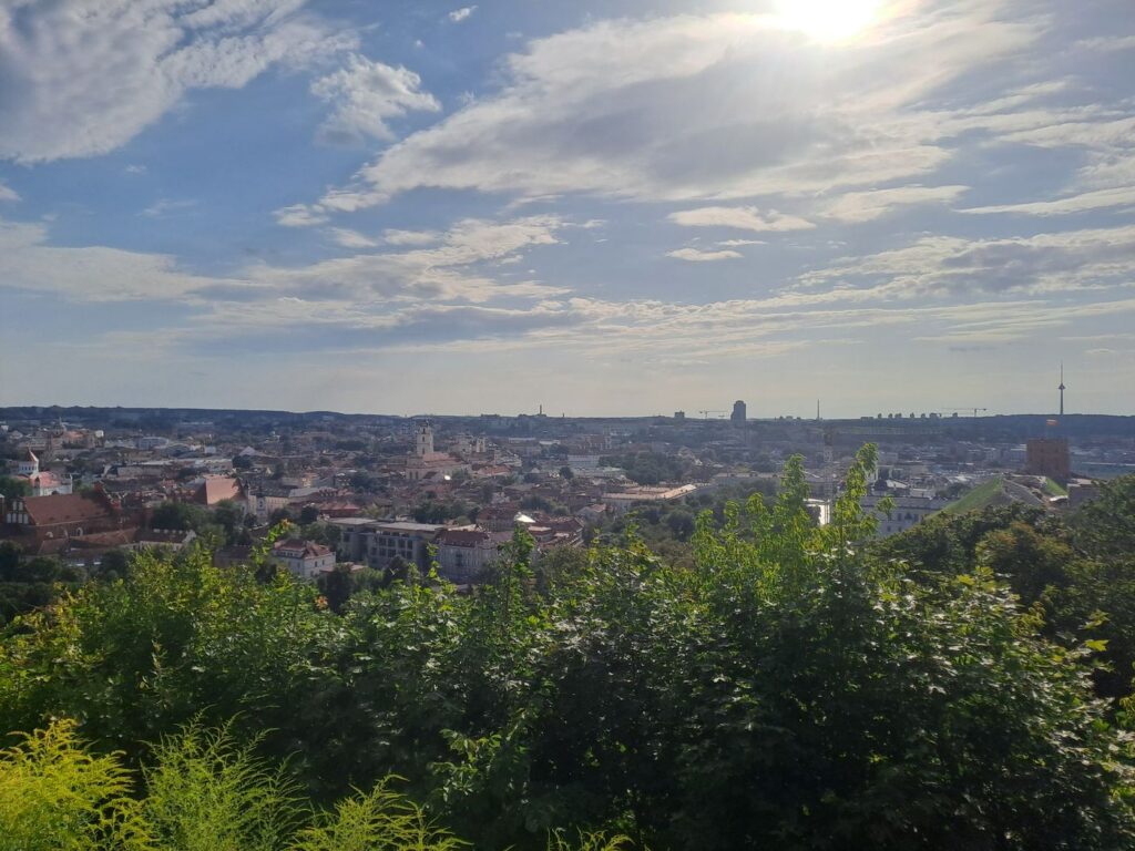 Panorama di Vilnius dalla collina delle Tre Croci con la città vecchia e i grattacieli