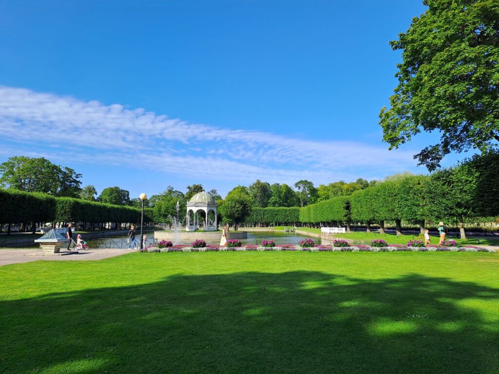 Il parco di Kadriorg a Tallinn con il laghetto e i giardini all'italiana