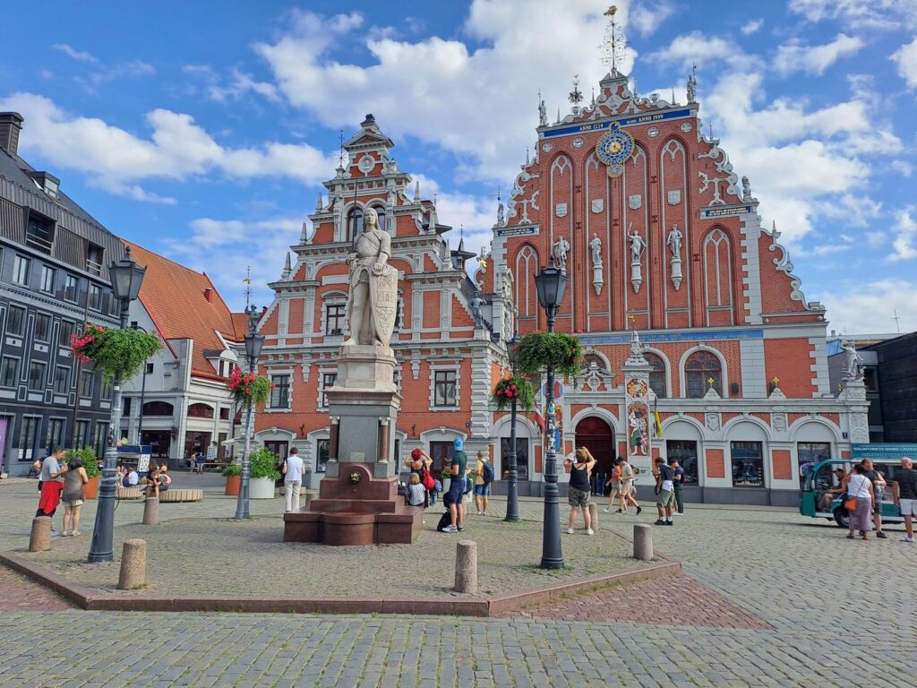 Statua di Rolando e Casa delle Teste Nere nella piazza del Municipio di Riga