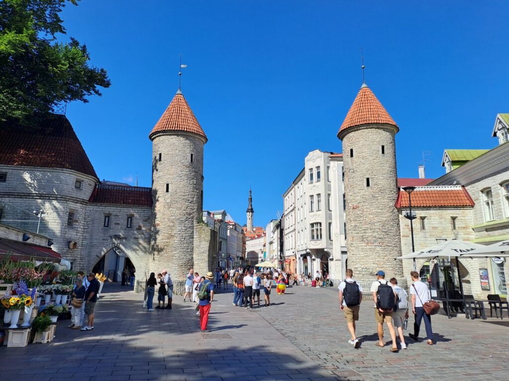 Le torri medievali della Porta di Viru, ingresso della città vecchia di Tallinn