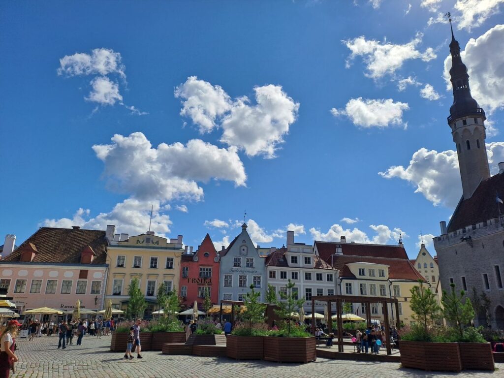 Raekoja Plats, la piazza del Municipio di Tallinn, con la torre e i dehors