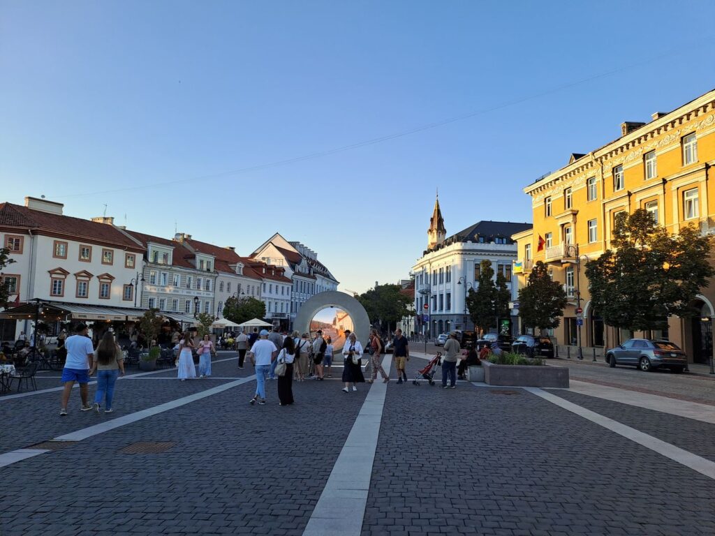 Una piazza del centro storico di Vilnius al tramonto