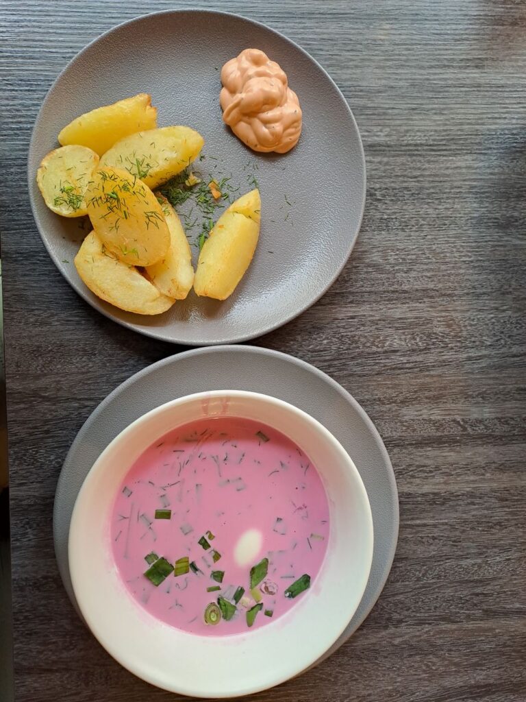 Šaltibarščiai, la zuppa fredda lituana di barbabietole e kefir, con le patate bollite a parte