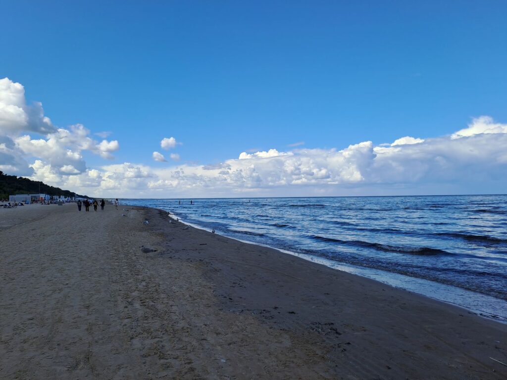 La spiaggia di Jūrmala sul Mar Baltico in una mattina d’agosto