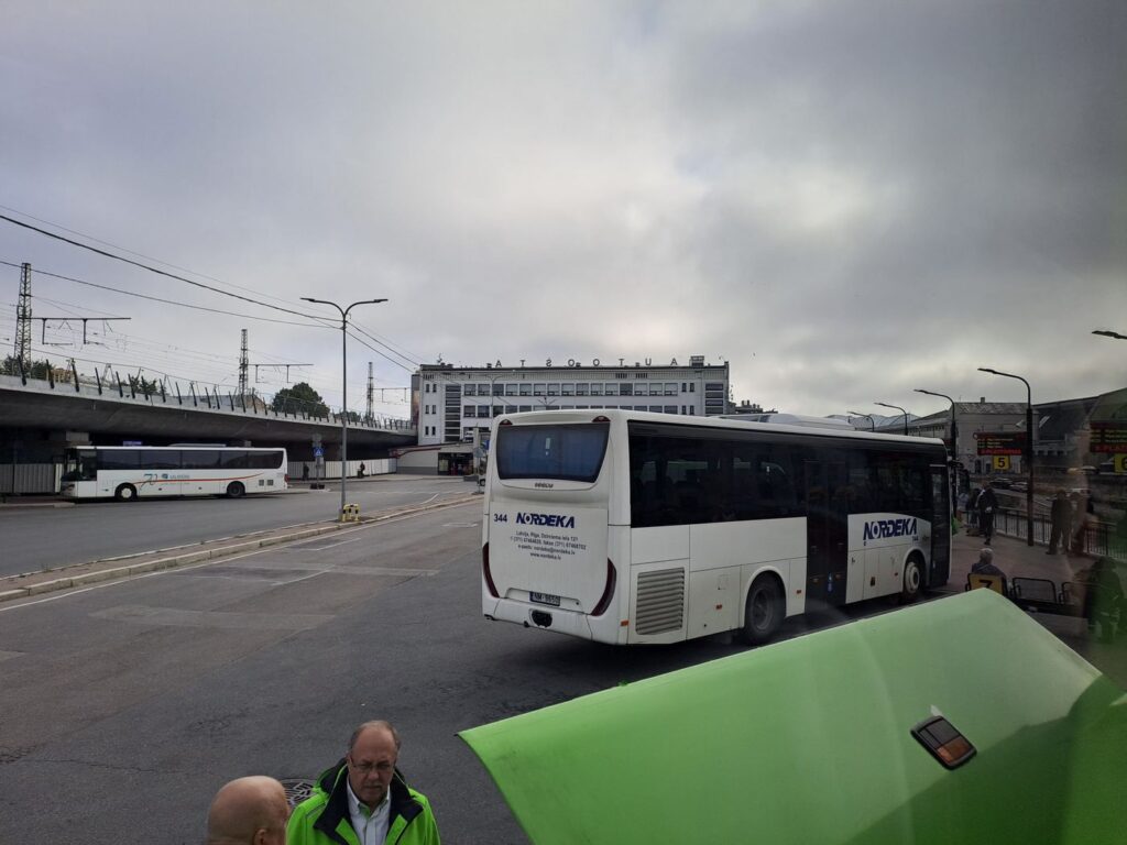 La stazione degli autobus di Riga la mattina della partenza per Vilnius