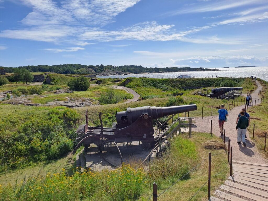 Cannoni ottocenteschi e bastioni della fortezza di Suomenlinna, patrimonio UNESCO a Helsinki