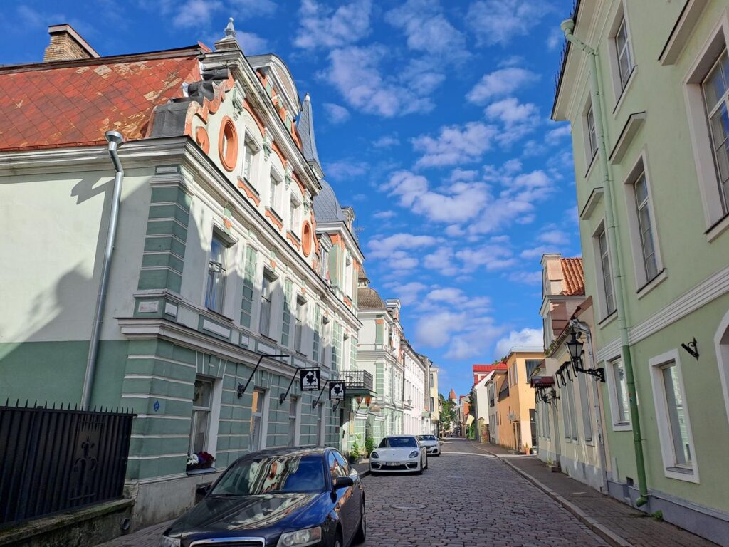 Le vie della città vecchia di Tallinn deserte al mattino presto
