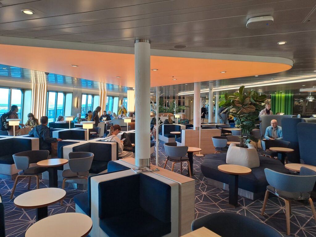 Interni del traghetto Tallink MyStar sulla rotta Tallinn-Helsinki con postazioni di lavoro e prese elettriche