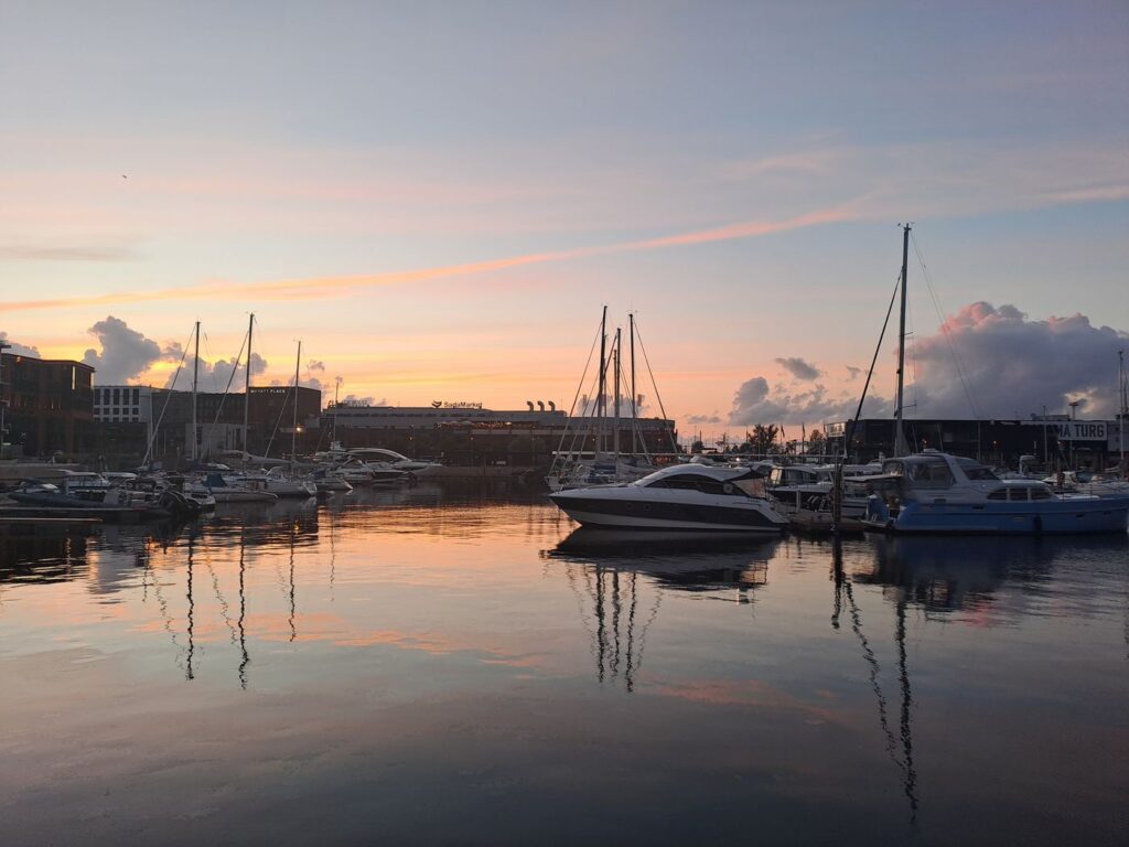Tramonto sul porto turistico di Tallinn in una sera d'agosto