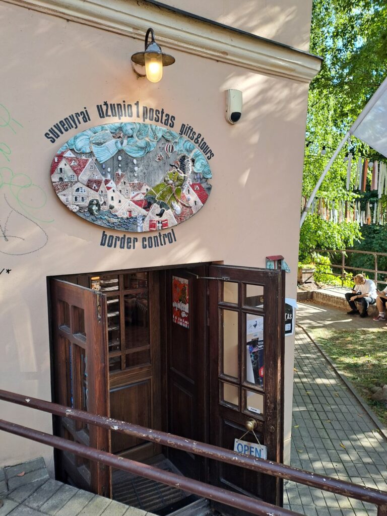 L'insegna border control del negozio di souvenir all'ingresso di Užupis a Vilnius