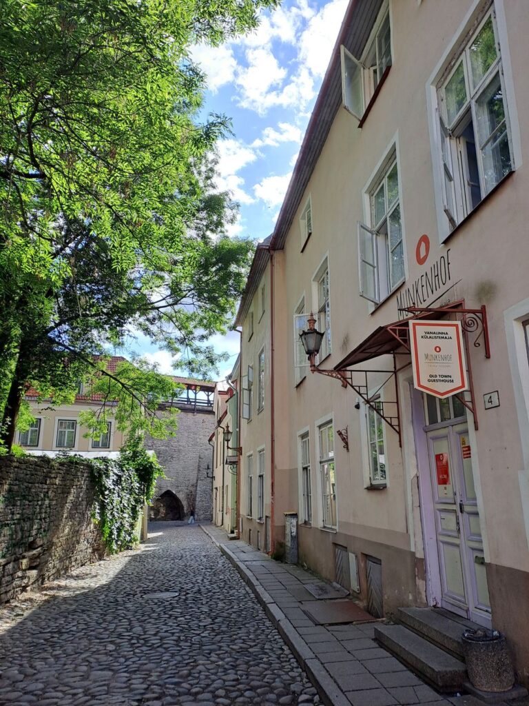 Vicolo acciottolato della città vecchia di Tallinn