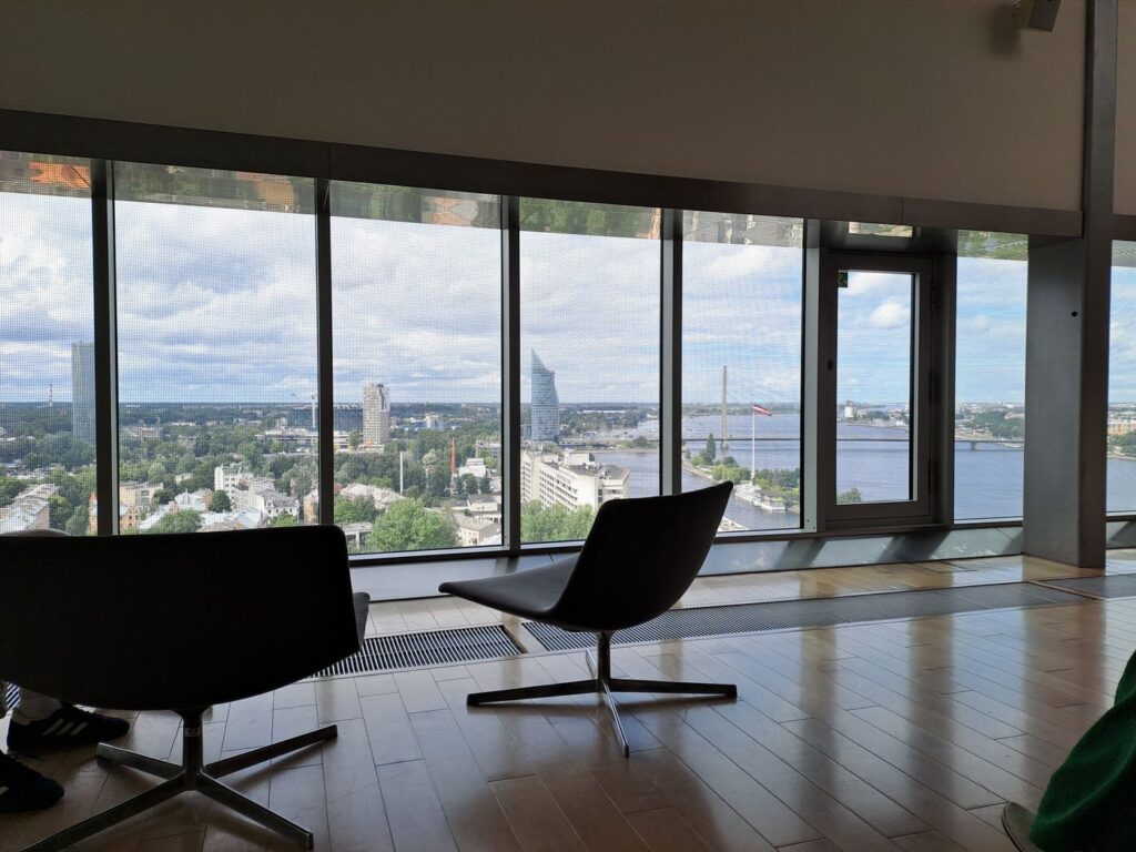 Vista su Riga e sulla Daugava dalla cuspide di vetro della Biblioteca Nazionale